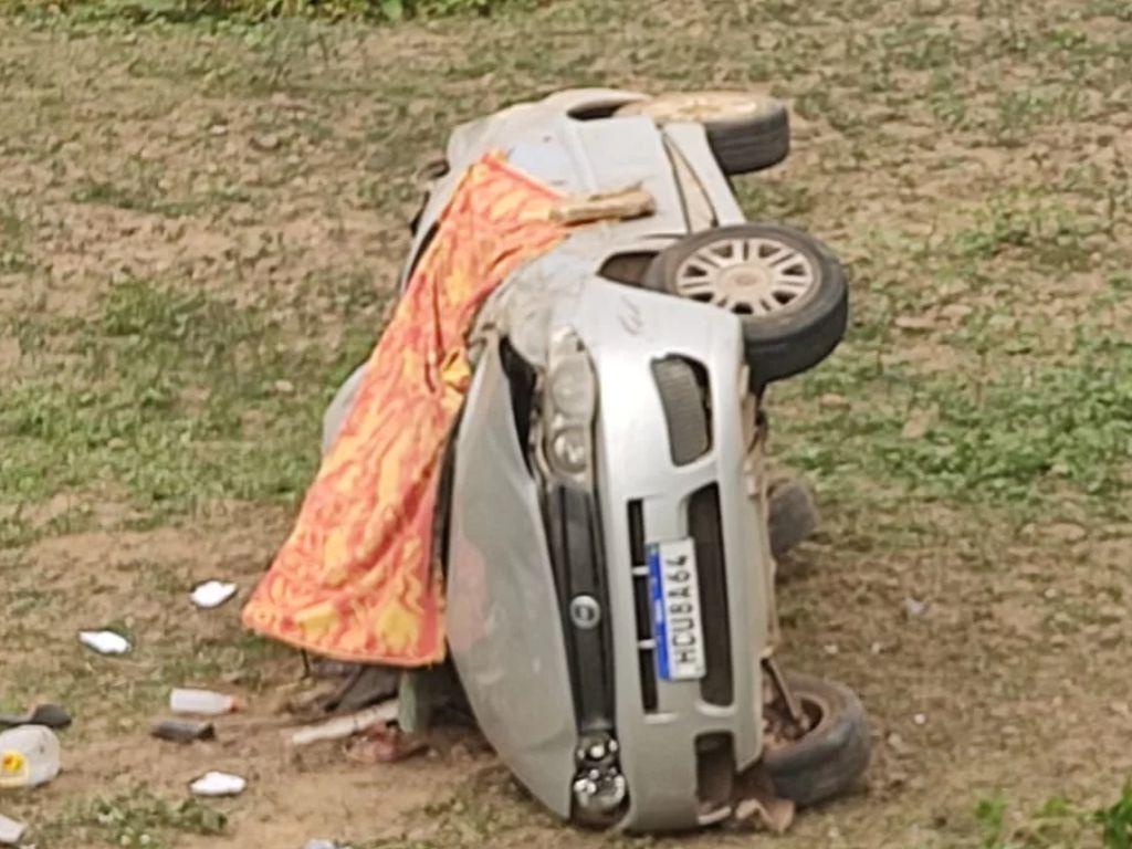 Fatal capotamento de veículo ceifa vida do motorista e deixa passageiras feridas